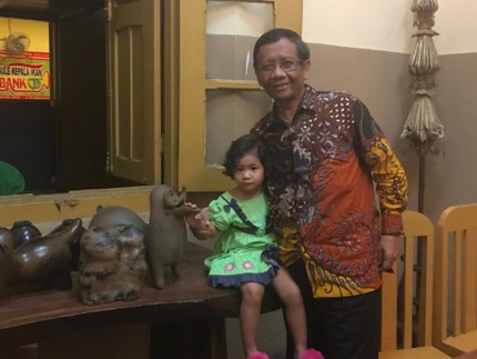 Momen Manis Mahfud MD Ketika Bersama Anak-anak