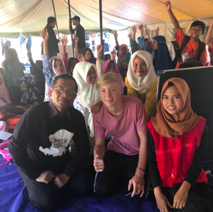 <p>Manisnya momen saat Mahfud menghabiskan waktu dengan anak-anak saat mengunjungi korban gempa Lombok beberapa waktu lalu. (Foto: Twitter/ @mohmahfudmd)  </p>