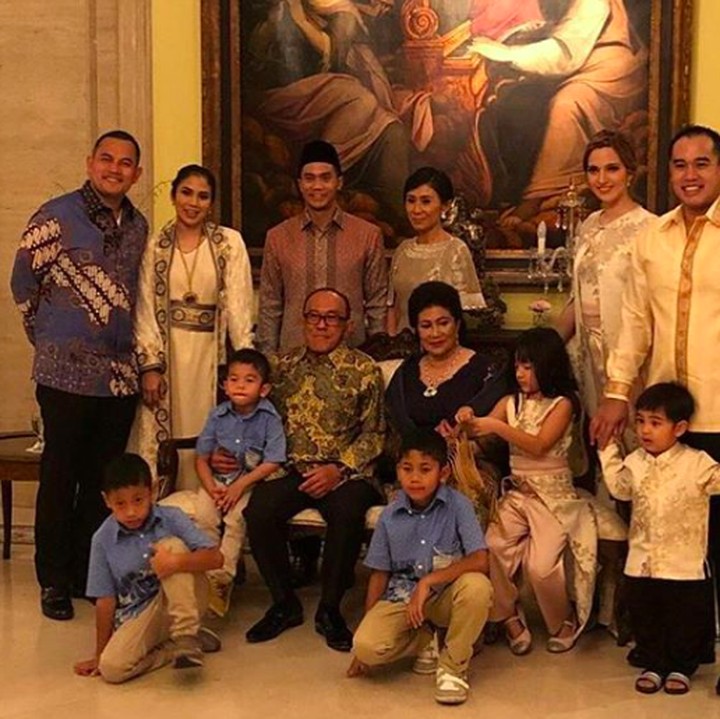 <p>Lebaran jadi salah satu momen Aburizal Bakrie bisa kumpul bersama anak, menantu, dan cucu tersayang. (Foto: Instagram/ @aburizalbakrie.id)  </p>