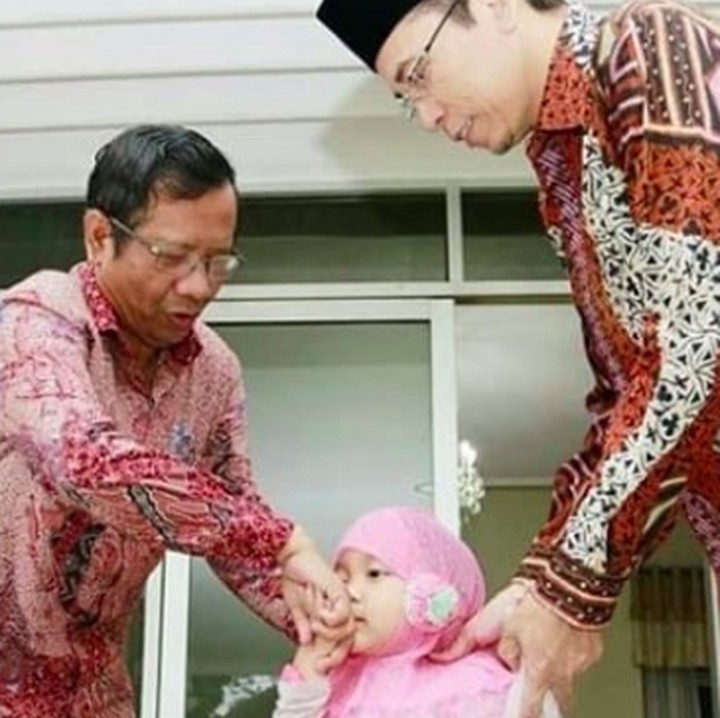 <p>Mahfud MD yang sudah menjadi kakek ini memang dikenal sangat sayang pada anak-anak. (Foto: Instagram/ @mohmahfudmd)  </p>