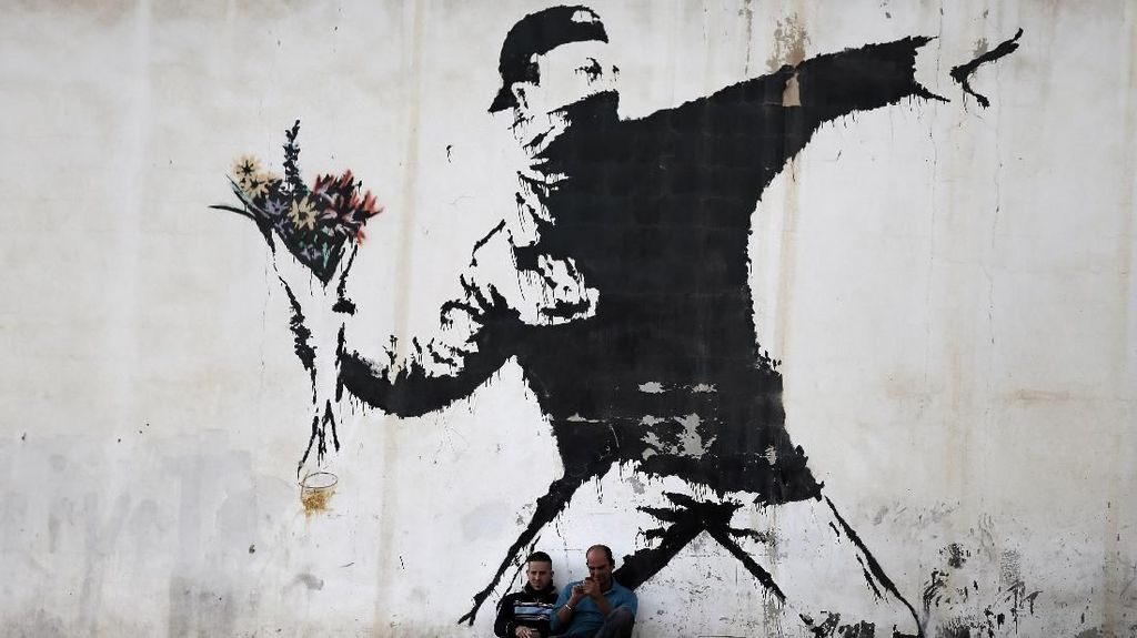 Identitas Banksy Terkuak, tapi Perlukah Membiarkannya Tetap Misterius?