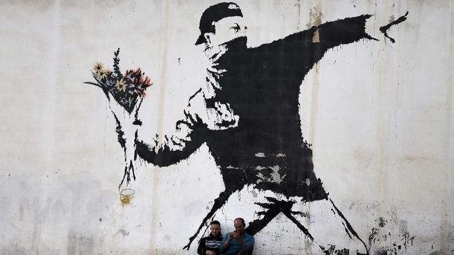 Lukisan muralis Banksy berjudul "Devolved Parliament" bakal dilelang pekan depan dengan nilai jual diperkirakan mencapai US$2,5 juta atau setara Rp35 miliar.
