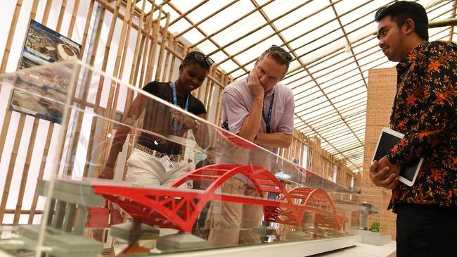 BUMN Tawarkan 78 Proyek Senilai Rp1.304 T di Pertemuan IMF-WB Sebanyak 21 BUMN menawarkan 78 proyek senilai Rp1.304 triliun dengan kesempatan investasi Rp638 triliun selama Pertemuan IMF-World Bank di Bali.
