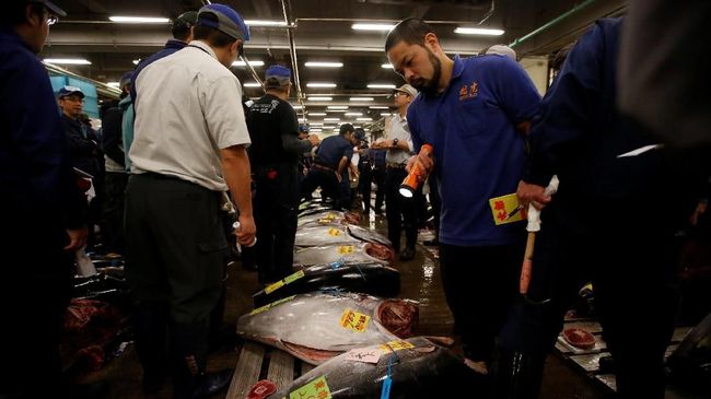 Tsukiji mungkin pindah lokasi, namun semua ritualnya sama. Pasar baru Tsukiji pun resmi dibuka dengan adanya pelelangan pertama tuna, Kamis (11/10).