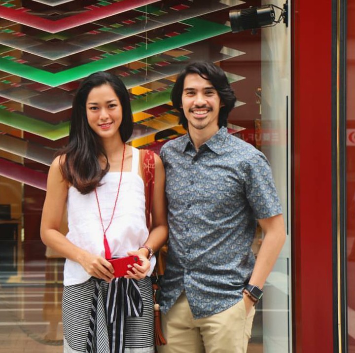 <p>Jarang berpose romantis dan lebih seperti teman, tapi momen Prisia dan Iedil kayak gini justru manis banget. (Foto: Instagram/iedilputra)</p>