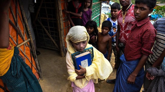 Selain tetangga Myanmar, Indonesia sebagai negara demokrasi dengan penduduk beragama Islam terbesar di dunia seharusnya lebih peduli pada hak Muslim negara lain