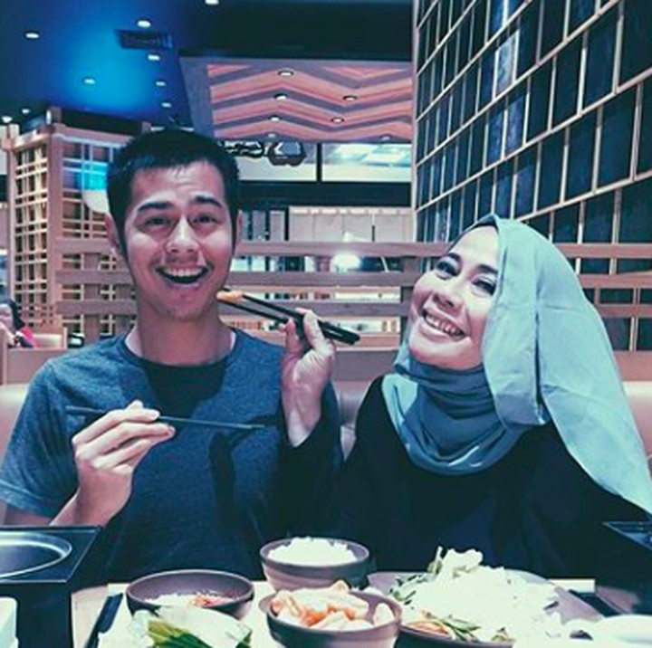 <p>Anak ketiga Dewi Yull dan Ray Sahetapy, Surya Sahetapy adalah penyandang tuli. Nah, di opening Asian Para Games 2018 Surya turut tampil lho. Bahkan, Surya yang sedang kuliah di luar negeri menyempatkan diri pulang ke Indonesia dan dia mengajari Presiden Jokowi bahasa isyarat. (Foto: Instagram/ @suryasahetapy)</p>