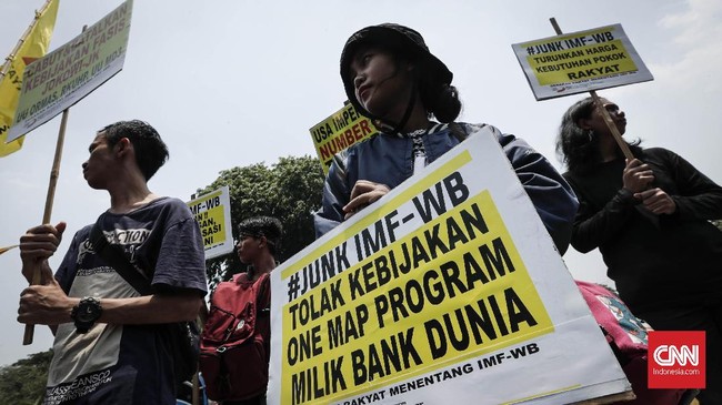 Puluhan aktivis dari aliansi Gerakan Rakyat Menentang IMF-WB menggelar demonstrasi di depan Monumen Perjuangan Rakyat Bali, Denpasar pada Senin (8/10).