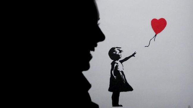 Seniman Banksy membuat gambar mural di garasi seorang penduduk lokal di Port Talbot yang dikenal dengan industri bajanya.