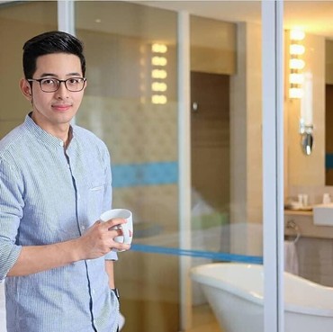 Bantah CLBK dengan Ria Ricis, Dokter Aditya: Doakan Saja yang Terbaik