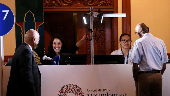 Para tamu Pertemuan IMF-Bank Dunia yang datang awal, memanfaatkan waktu mereka untuk berwisata di daerah di sekitar Bali.