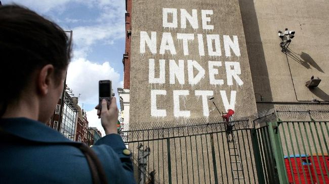 Selama 20 tahun berkarya, identitas Banksy tetap anonim. Tapi banyak yang berkata ia berasal dari Bristol, Inggris.