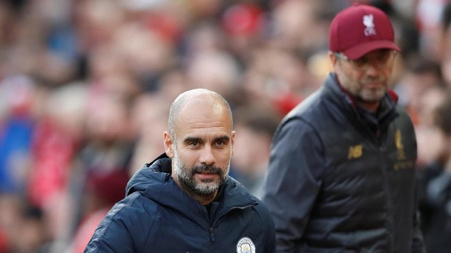 Manajer Liverpool Juergen Klopp mengaku akan saling 'menendang bokong' dengan pelatih Man City Pep Guardiola untuk menjuarai Liga Primer Inggris musim depan.