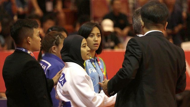 Atlet blind judo Indonesia Miftahul Jannah yang menggunakan jilbab didiskualifikasi dari Asian Para Games 2018 karena terbentur peraturan IJF.