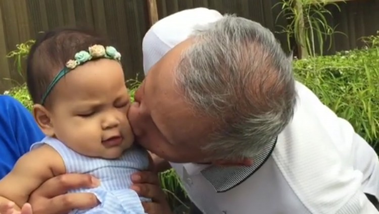 Sebagai seorang kakek, Amien Rais sayang banget pada cucu-cucunya. Ini ekspresi sayang Amien Rais ke cucunya, Sarahza, Bun.