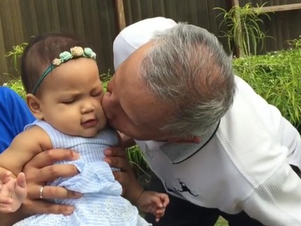 Ekspresi Sayang Amien Rais ke Cucunya, Sarahza