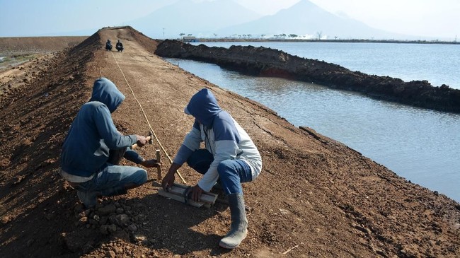 Penemuan rare earth atau logam tanah jarang di lumpur Lapindo, Sidoarjo diduga bisa digunakan untuk pembuatan baterai kendaraan listrik.