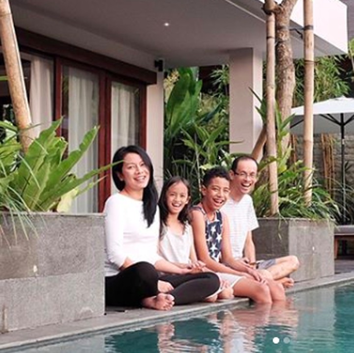 <p>Family time ala keluarga Dee Lestari: main di pinggir kolam renang. Segarnya! (Foto: Instagram/ @deelestari)</p>
