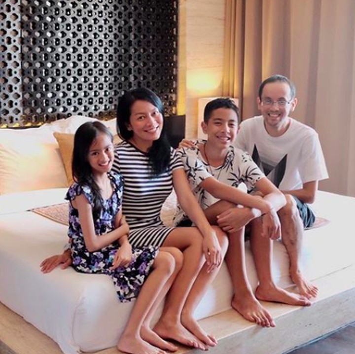 <p>Saat keluarga Dee Lestari dan Reza Gunawan liburan ke Bali. (Foto: Instagram/ @deelestari)</p>
