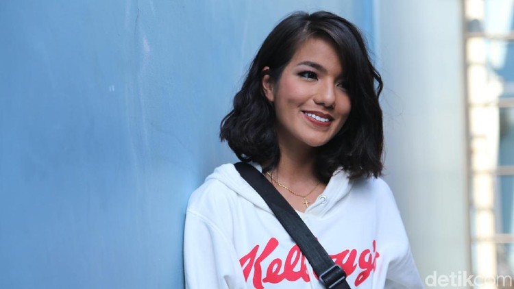 Begini momen romantis saat Sheila Marcia dilamar kekasihnya, Dimas Akira, tepat di malam Natal 2019. Sweet banget lho, Bunda.