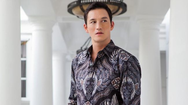 Agar Pria Terlihat Atraktif Dalam Balutan Batik