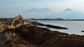 FOTO: Tanggul Penahan Lumpur Lapindo Ambles 5 Meter