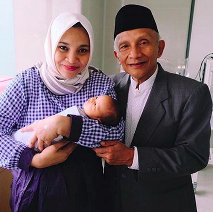 <p>Amien Rais menjemput Sarahza di rumah sakit. Wah Mbah Amien sayang banget sama Sarahza ya, Bun.  (Foto: Instagram @hanumrais)<br /><br /></p>
