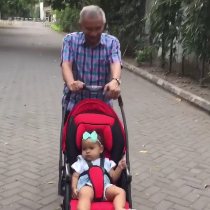 <p>Mengajak jalan-jalan Sarahza sambil menunggu buka puasa. "Yuk main ke rumah Sarahza," ucap Amien. (Foto: Instagram @hanumrais)<br /><br /></p>