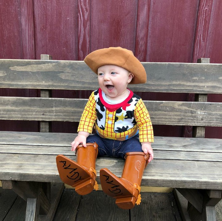 <p>Ya ampun, boots-nya kebesaran, Nak. Tapi nggak apa-apa, kamu tetap lucu. (Foto: Instagram/toystorydad)</p>