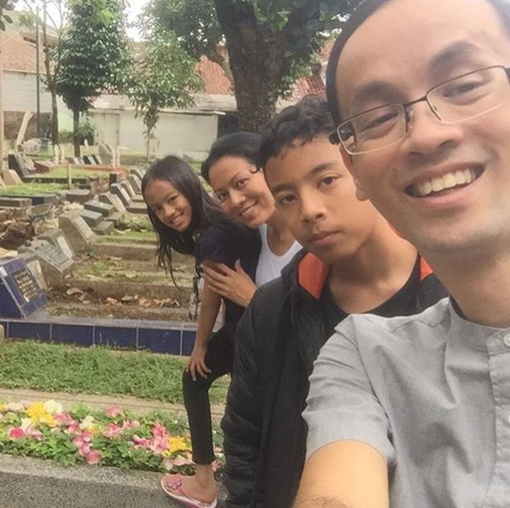 <p>Sekeluarga ziarah dulu ke makam Opa di Bandung. (Foto: Instagram/ @rezagunawan)</p>