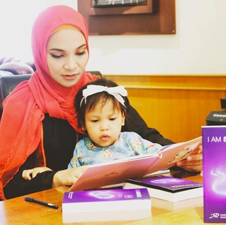 <p>Sarahza dan Bunda Hanum lagi serius baca buku apa ya? (Foto: Instagram/ @hanumrais)</p>