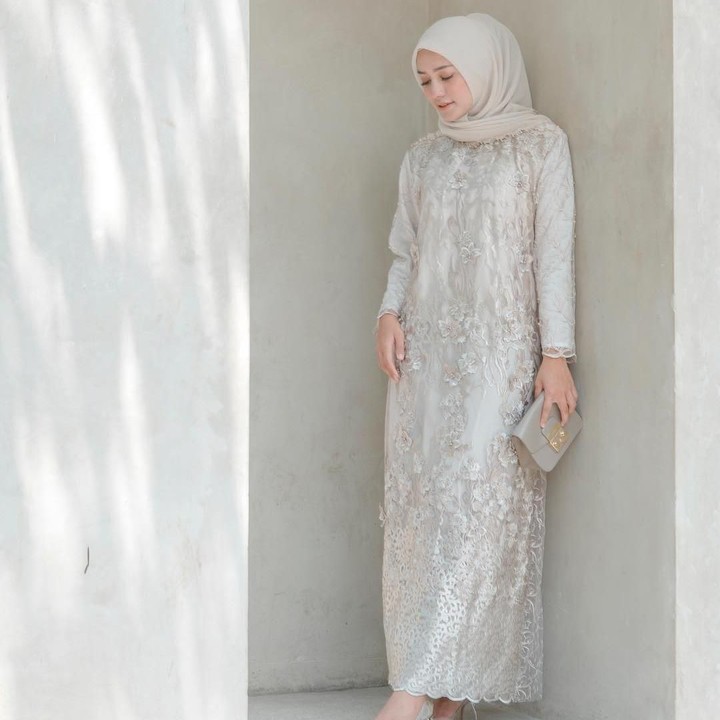 Saat lagi malas mengenakan busana kondangan 2 <em>pieces</em>, Mega Iskanti memilih mengenakan dress atau gaun. Dalam foto ini, Mega memakai gaun dari Bari Attire. (Foto: Instagram/Megaiskanti)