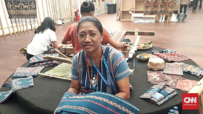 Dalam gelaran IMF-WB di Bali, Indonesia membuka pavillion Indonesia yang menampilkan warisan dan keindahan budaya Indonesia termasuk tenun Maumere.