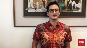Cara Mike Lewis Padu Padan Batik
