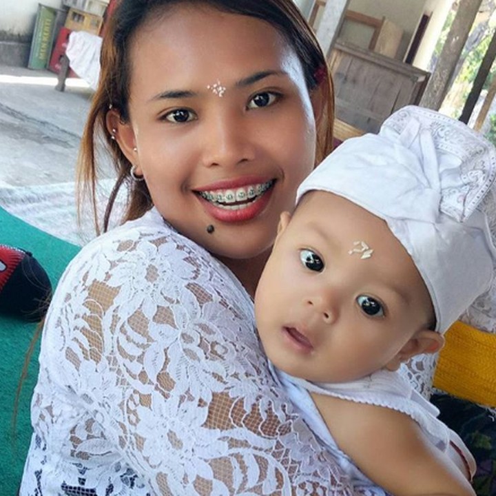 Selesai sembahyang, nggak lupa berpose dengan keponakan kesayangan. (Foto: Instagram @widia_angel)