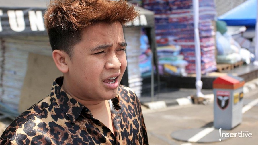 Diisukan Bangkrut, Billy Syahputra Justru Bagi-bagi Uang Diisukan mengalami kebangkrutan, Billy Syahputra justru terlihat bagi-bagi uang pada anak kecil.