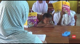 VIDEO: Siswa SD di Madura Belajar Sambil Emong Adik di Kelas