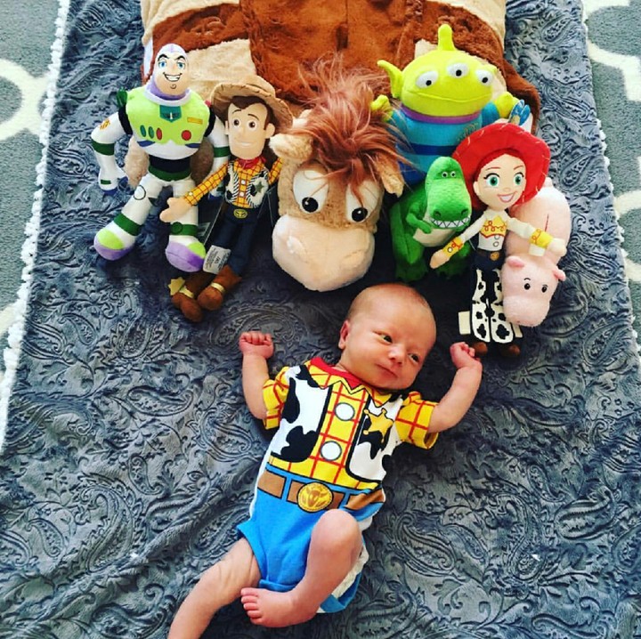<p>Dari usia 2 hari, Beckham sudah dipakaikan kostum Woody oleh ayah ibunya. Hi-hi. (Foto: Instagram/toystorydad)</p>