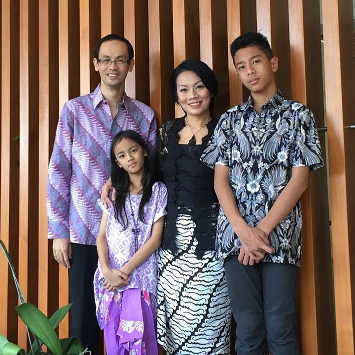 <p>Aih, kompaknya ayah, bunda, dan anak-anak pakai batik. (Foto: Instagram/ @rezagunawan)  </p>