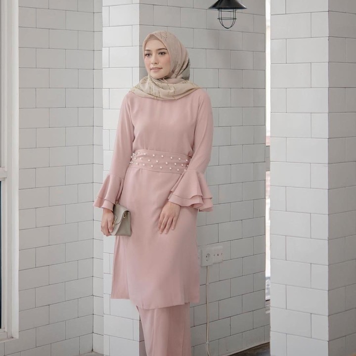 <div>Selain lace dan kebaya, tunik juga oke untuk busana kondangan lho. Mega Iskanti misalnya, mengenakan atasan tunik dan bawahan rok dari Herways. (Foto: Instagram/Megaiskanti)</div>