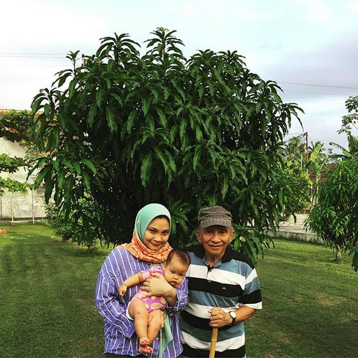 <p>Amien Rais mengajak cucunya Sarahza melihat pohon yang ditanam oleh anak Amien yang merupakan ibunda Sarahza, Hanum Rais. Jalan-jalan bareng bisa dibilang tanda sayang Amien Rais ke cucu sekaligus sang anak. (Foto: Instagram @hanumrais)</p>