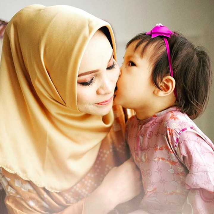 <p>Kecup manis Sarahza untuk bunda tercinta. (Foto: Instagram/ @hanumrais)  </p>