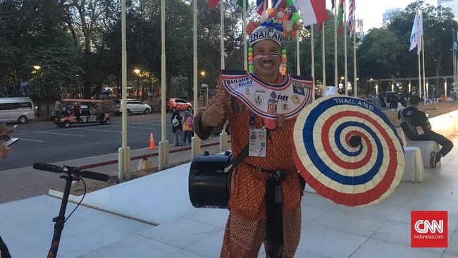 Cerita Dakdae Khamtong, jurnalis yang menyambi jadi suporter Thailand, rela menghasi tubuh dengan dandanan unik di Asian Para Games 2018.