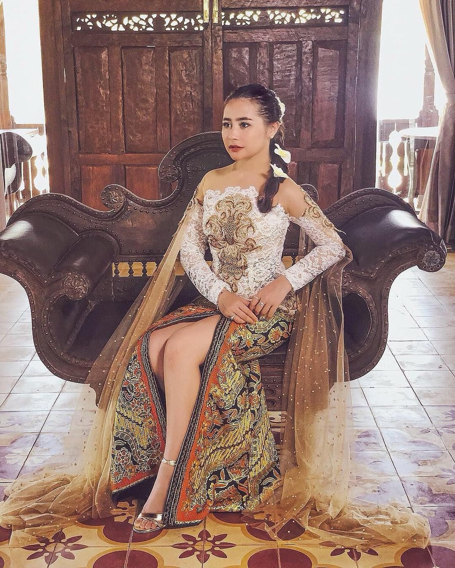 Prilly Latuconsina Berikut daftar tujuh artis Indonesia dengan jumlah followers Instagram terbanyak.
