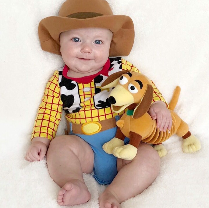 <p>Film 'Toy Story' adalah film favorit Tucker dan Beckham jadi 'percobaan' pertamanya untuk dipakaikan kostum. Nggemesin ya, Bun? (Foto: Instagram/toystorydad)</p>