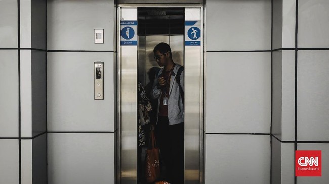 Pengunjung RSUP M Djamil, Kota Padang terjebak di dalam lift. Petugas butuh waktu sejam untuk mengevakuasi tiga pengunjung itu.