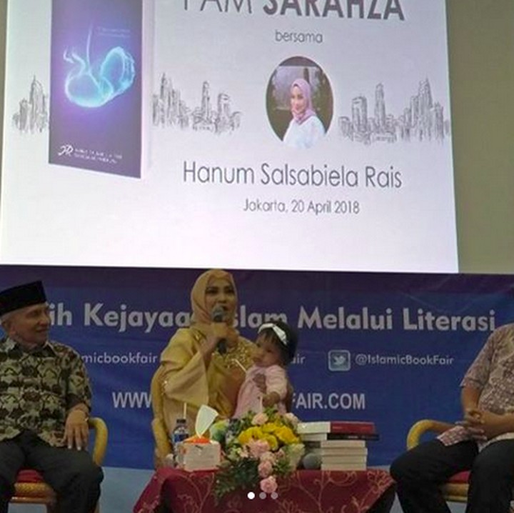 <p>Amien Rais setia mendampingi Sarahza dan ibunya, Hanum Rais saat talkshow acara bedah buku 'I Am Sarahza'. (Foto: Instagram @hanumrais)<br /><br /></p>