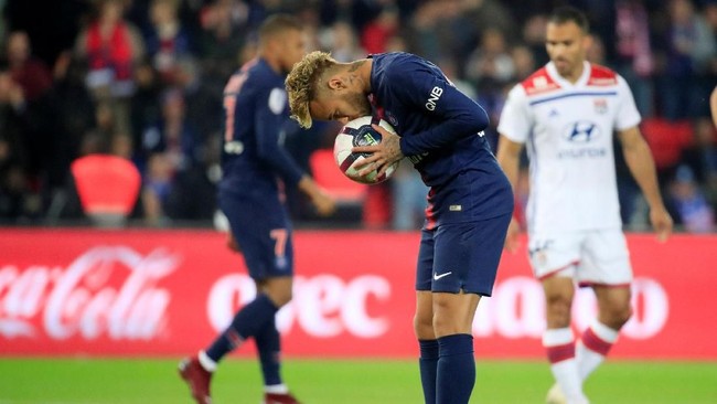 Laga antara PSG menjamu Lyon menampilkan pesan simpati dari tribune Stadion Parc des Princes untuk para korban bencana Palu dan Donggala di Indonesia.