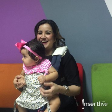 Tak Lagi Muda, Andi Soraya Bagikan Pengalaman Urus Bayi