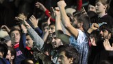 FOTO: Khabib Nurmagomedov Disambut Histeris di Rusia Khabib Nurmagomedov disambut ribuan penggemar di Makhachkala, Dagestan, setelah menaklukkan Conor McGregor dalam ajang UFC 229.